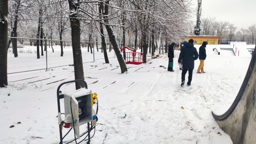 Строительная зона у скейтпарка с временным электрощитком зимой