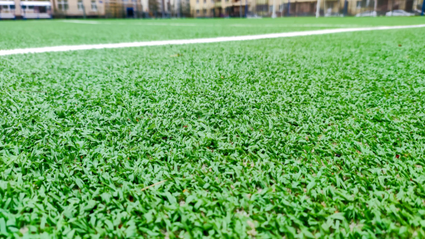 Крупный план искусственного газона на футбольном поле