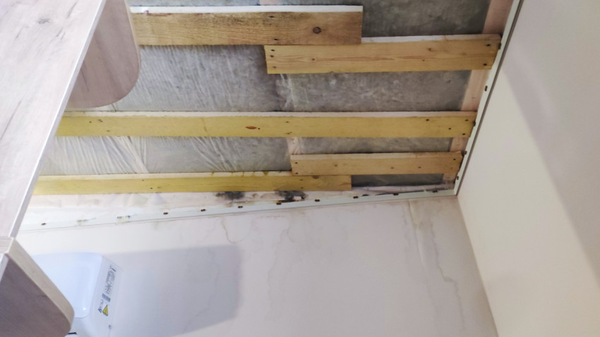 Следы протечек и следы плесени под разобранным потолком