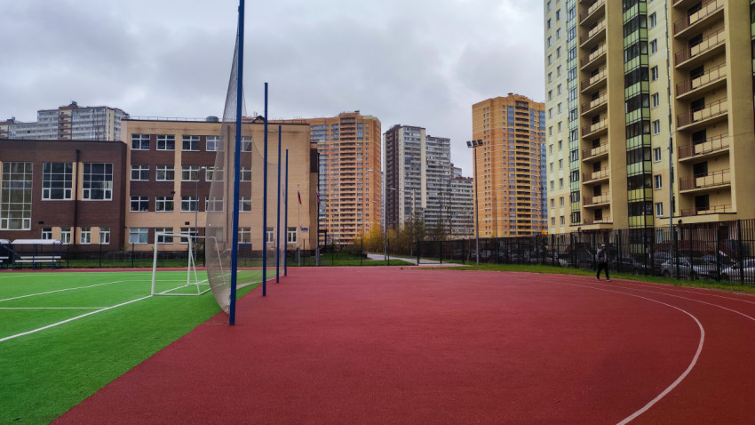 Футбольное поле у школы на фоне жилых высотных домов