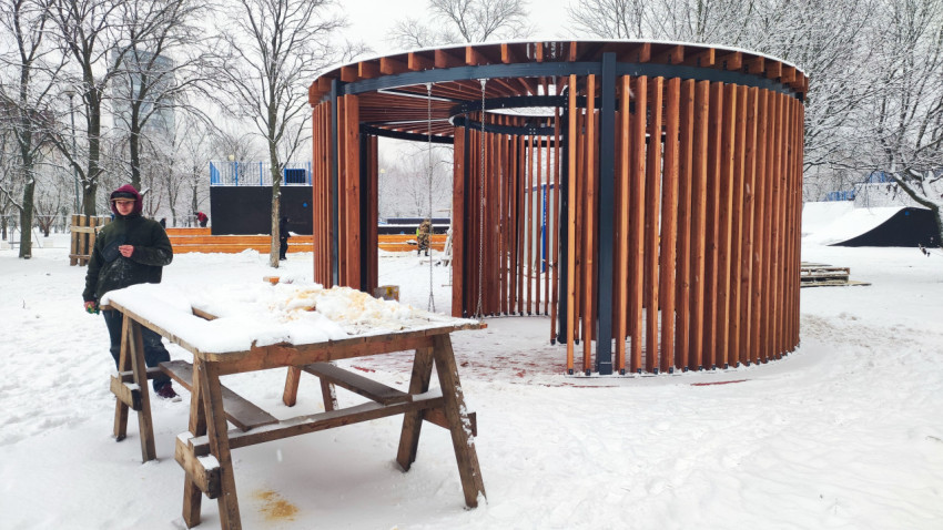 Монтаж деревянной круглой беседки в городском парке зимой