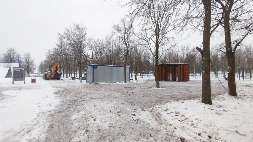 Зимний парк с временными постройками и техникой