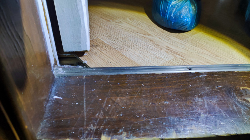 Повреждение дверного порога и напольного покрытия