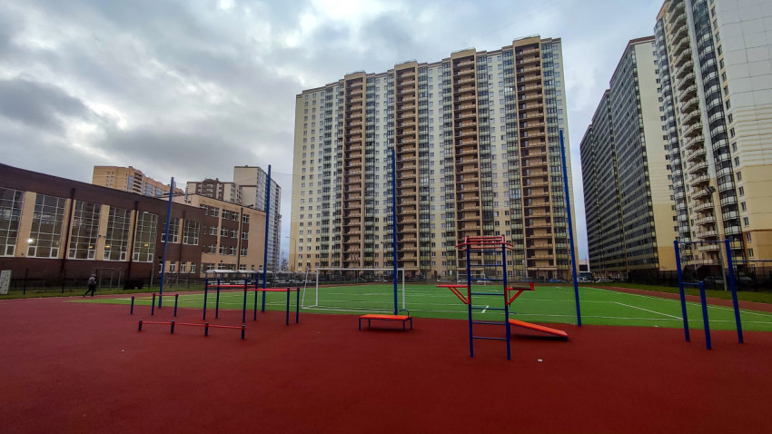 Уличные тренажёры и футбольное поле во дворе школы
