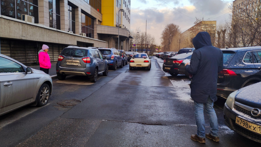 Парковка у офисного здания в зимний период