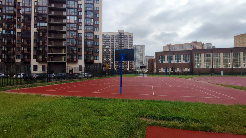 Баскетбольные щиты и разметка на школьной спортплощадке