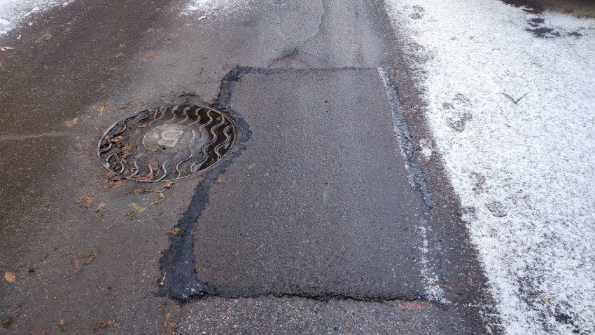 Люк и участок асфальта после ремонта