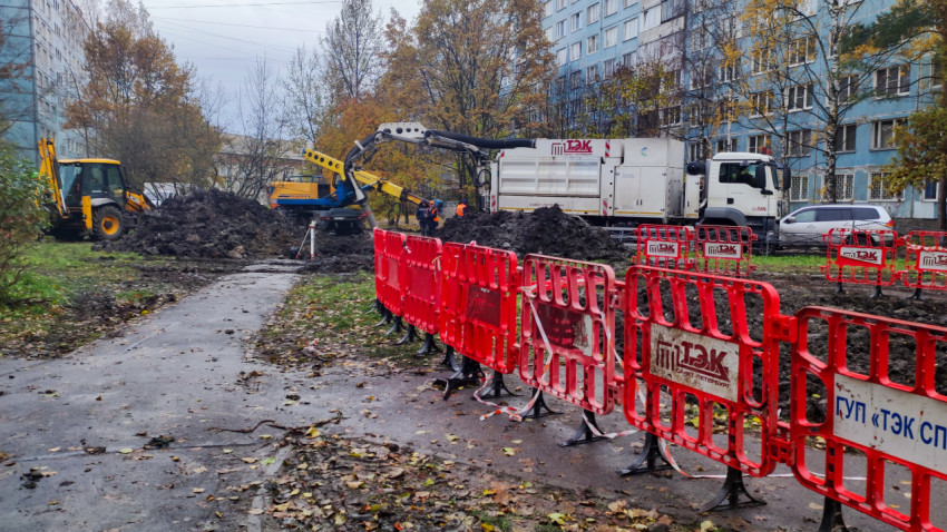 Коммунальные службы проводят ремонт теплосети в жилом квартале