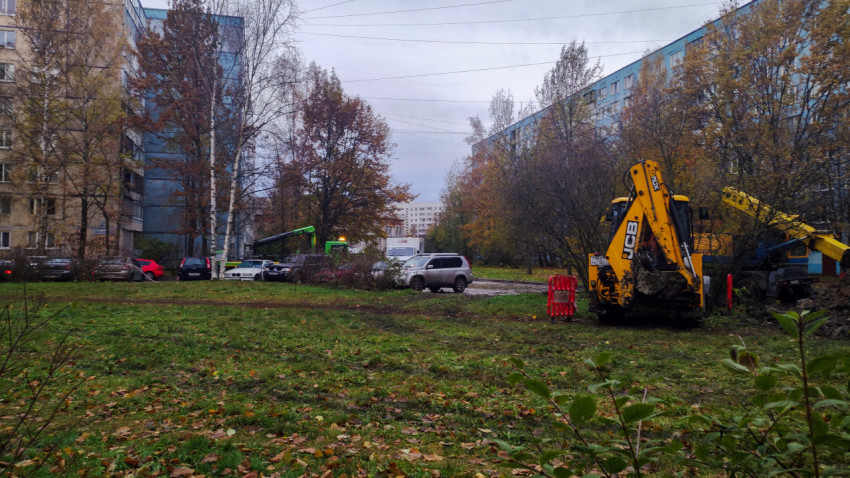 Земляные работы по ремонту коммуникаций во дворе жилых домов