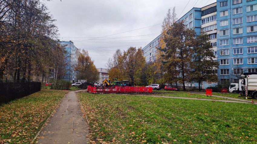Пешеходная дорожка и коммунальные работы во дворе жилых домов