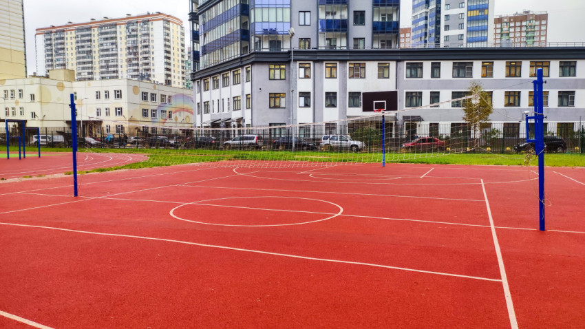 Волейбольная и баскетбольная площадки с резиновым покрытием во дворе школы
