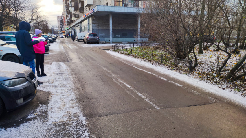 Дворовая дорога у жилого дома зимой