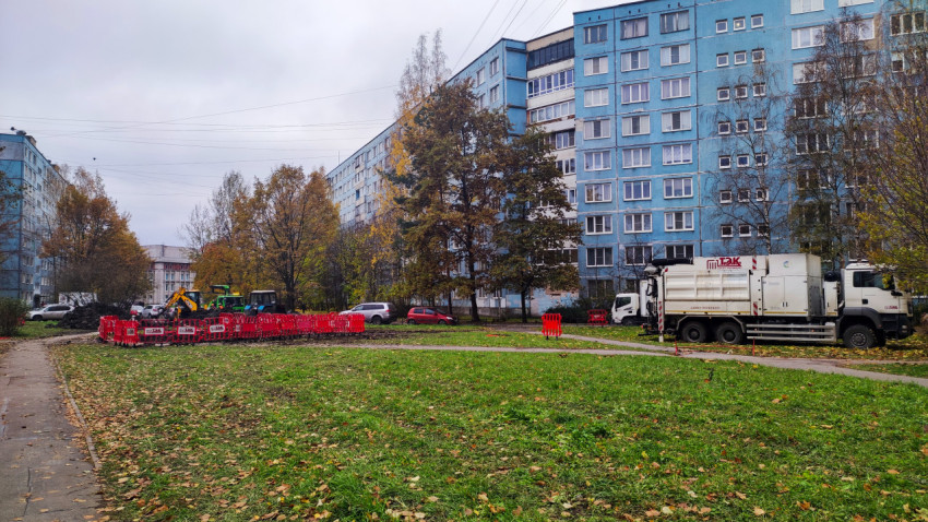 Коммунальная техника на дворовых работах у жилых домов