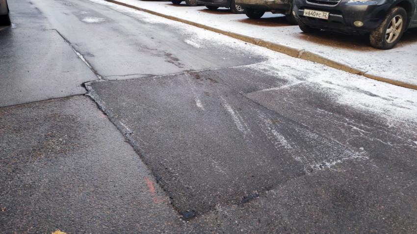 Асфальтовая заплата после ямочного ремонта во дворе