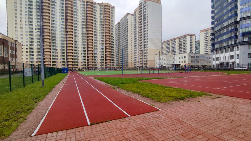 Беговые дорожки и спортивные площадки во дворе школы