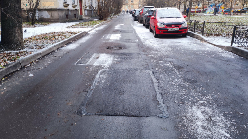 Дворовая дорога после частичного ремонта покрытия