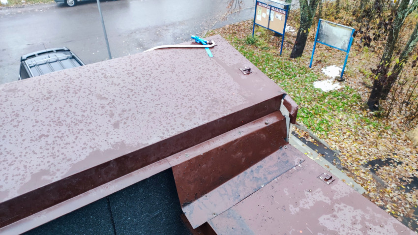 Металлический узел примыкания парапета на крыше