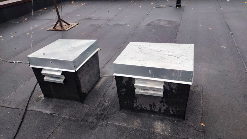 Два вентиляционных выхода на новой рулонной кровле