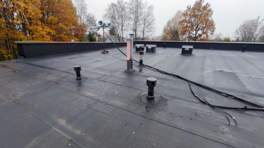 Вентиляционные стояки и громкоговоритель на крыше