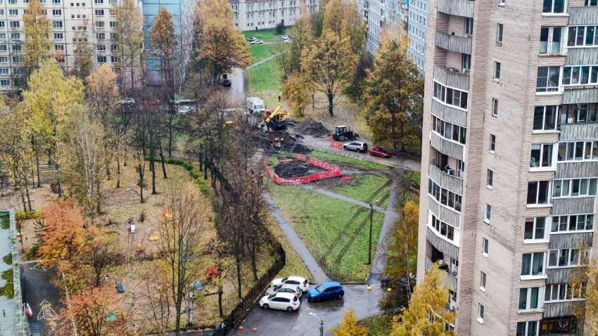 Земляные работы во дворе жилого массива в осенний день