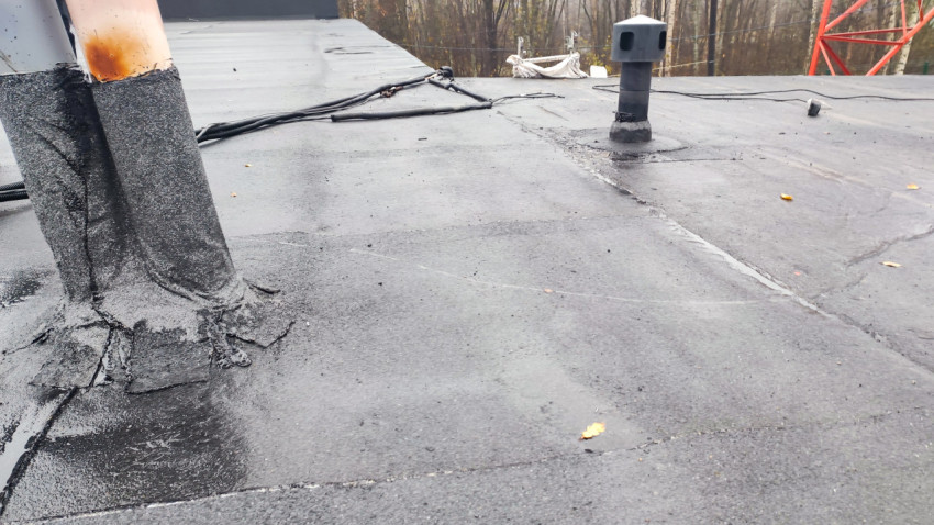 Герметизация прохода трубы через кровлю