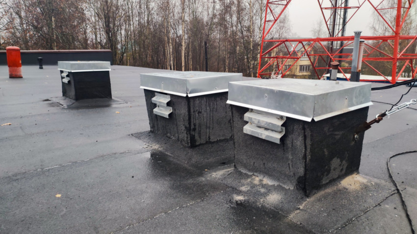 Вентиляционные шахты на плоской кровле здания