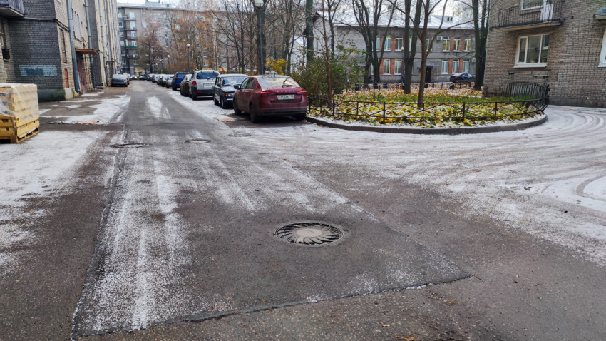 Дворовая дорога с люками после ремонта асфальта