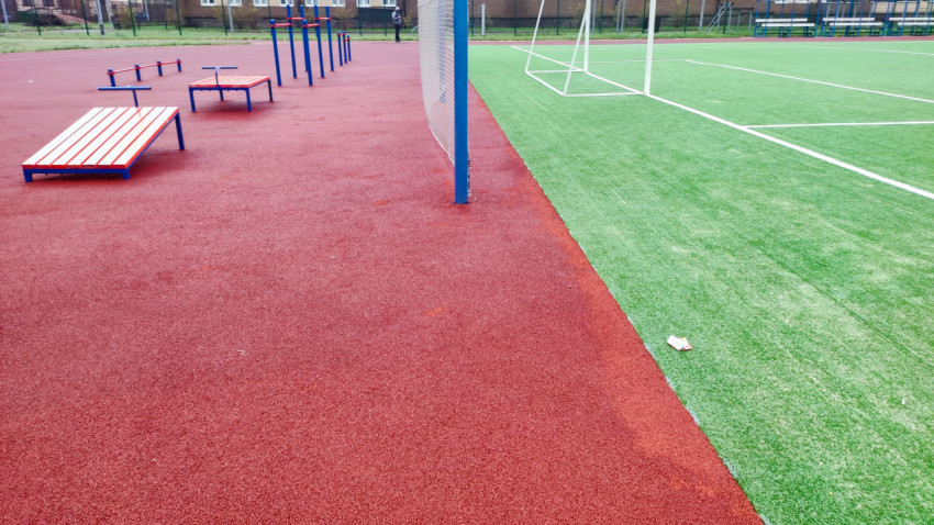 Уличная спортивная площадка с тренажёрами и футбольным полем