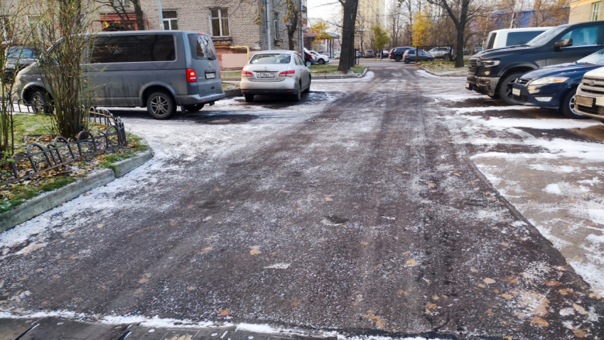 Асфальтовое покрытие во дворе жилого квартала после ремонта