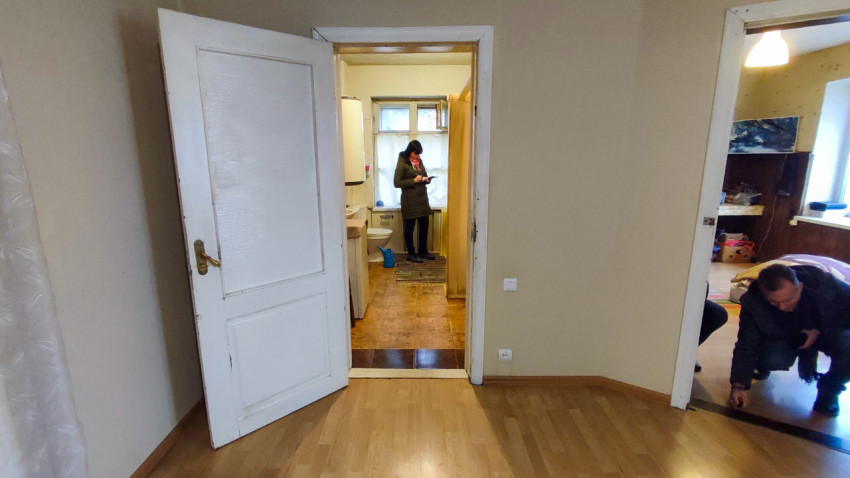 Осмотр помещения с выходом в ванную комнату