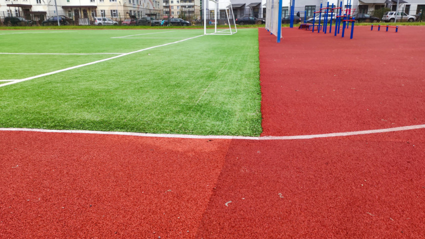 Комбинированная спортивная площадка с зонами для футбола и воркаута