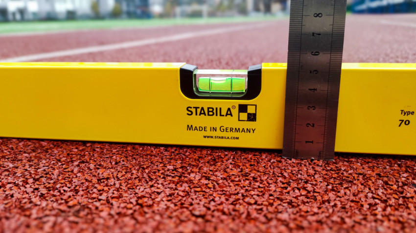 Измерительный уровень STABILA на спортивной площадке