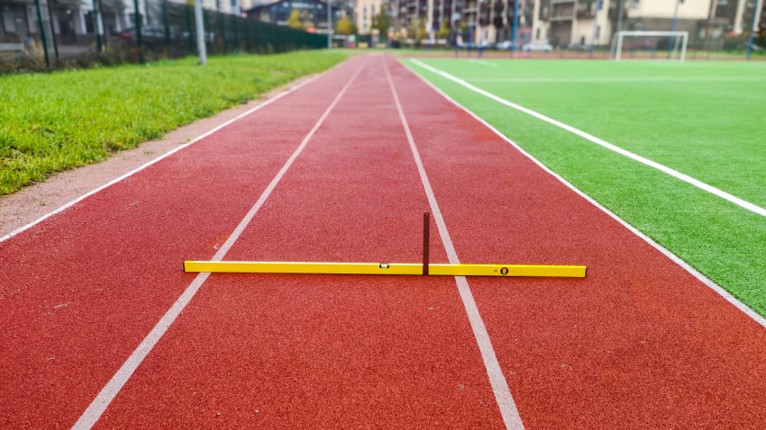 Проверка ровности беговых дорожек на школьной спортплощадке