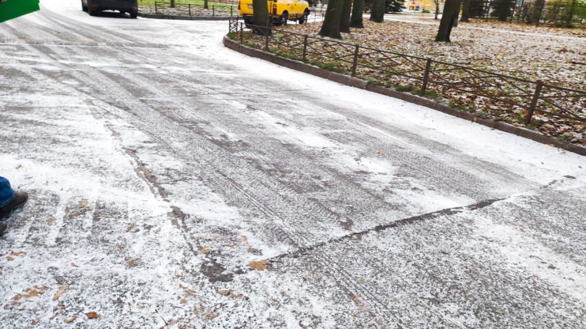 Участок дворовой дороги с первым снегом