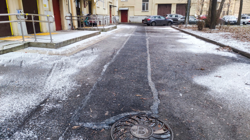 Дворовая дорога с люком и пандусом у входа в здание