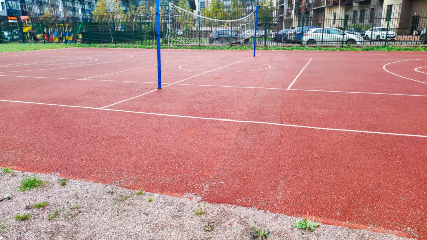 Универсальная спортивная площадка во дворе жилого комплекса