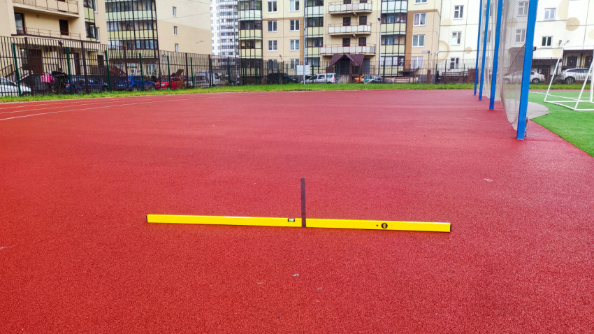 Проверка ровности спортивного покрытия строительным уровнем