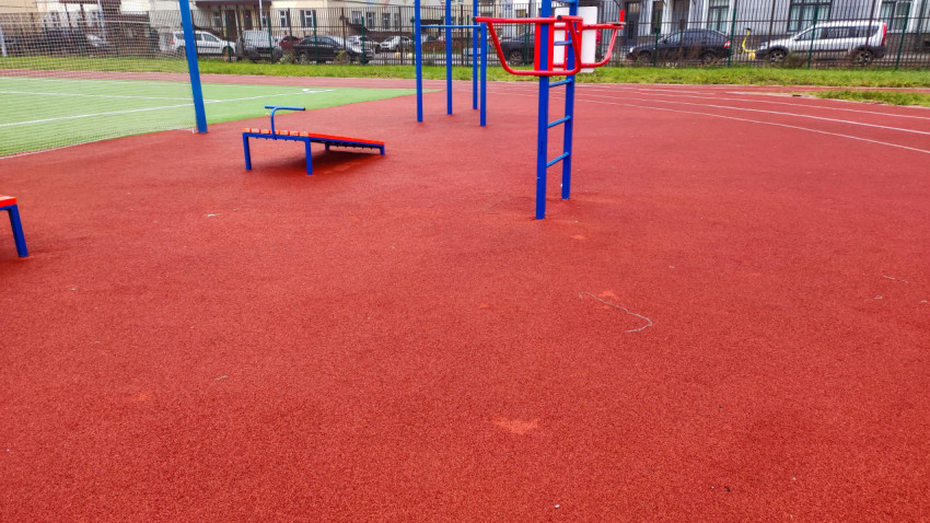 Зона воркаута и тренажёров на уличной спортплощадке