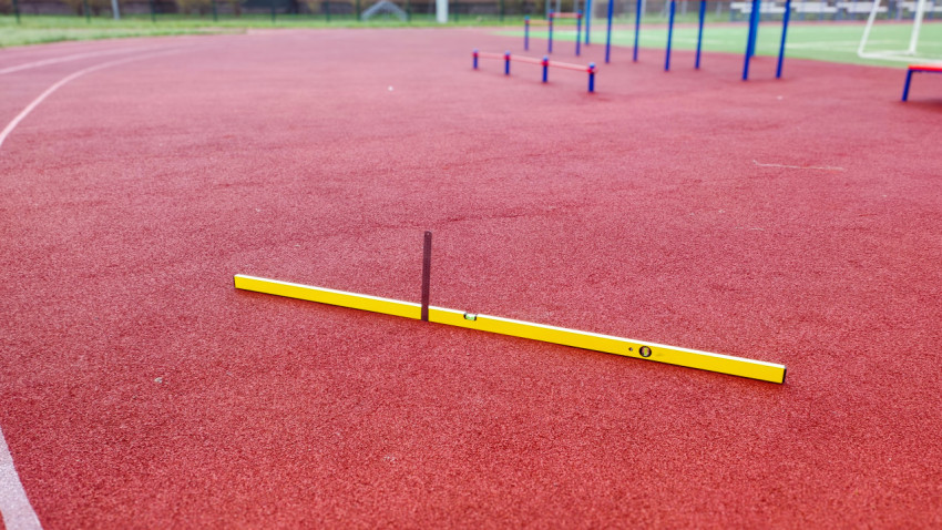 Проверка ровности резинового покрытия спортивной площадки