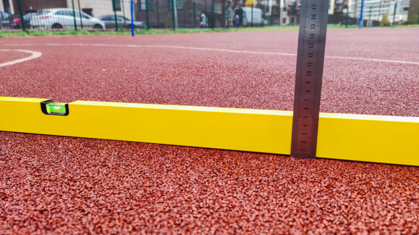 Измерение перепада высот на резиновом покрытии спортивной площадки