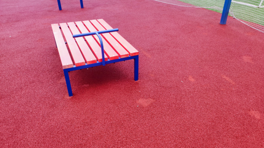 Скамья для упражнений на уличной спортивной площадке