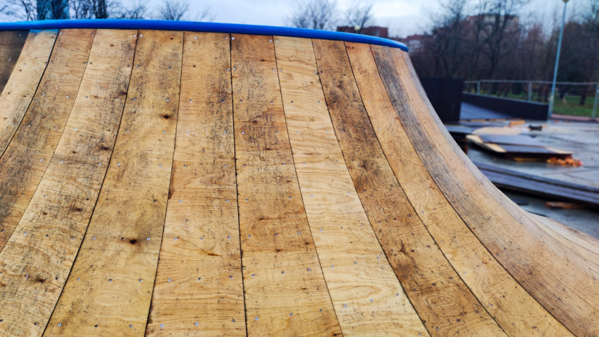 Деревянная рампа с элементами фанеры на строительной площадке