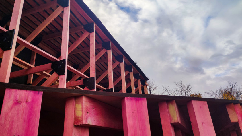 Деревянный каркас уличного сооружения в процессе строительства