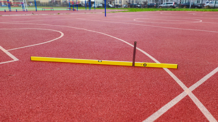 Контроль ровности на резиновом покрытии спортивной площадки