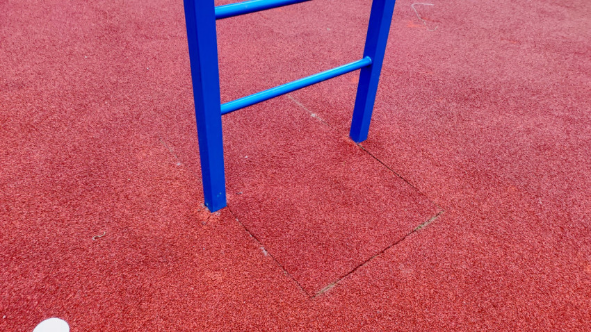 Фрагмент уличного покрытия возле опоры спортивного комплекса