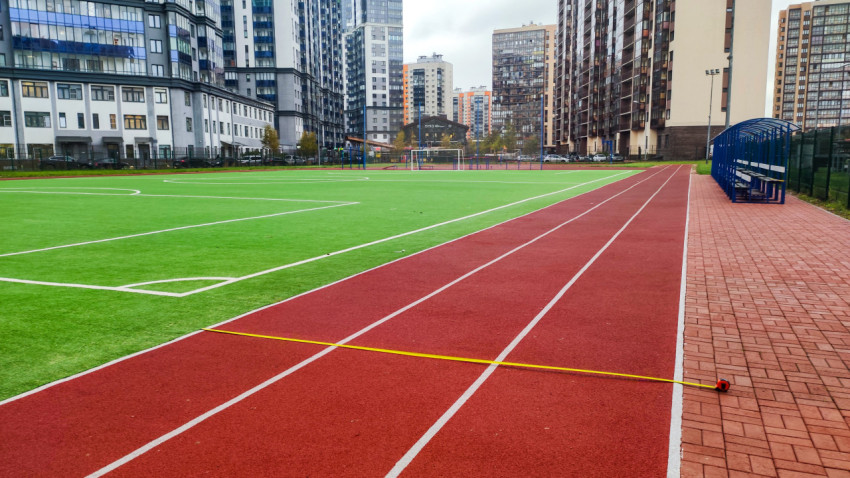 Измерение ширины беговых дорожек на спортивном стадионе