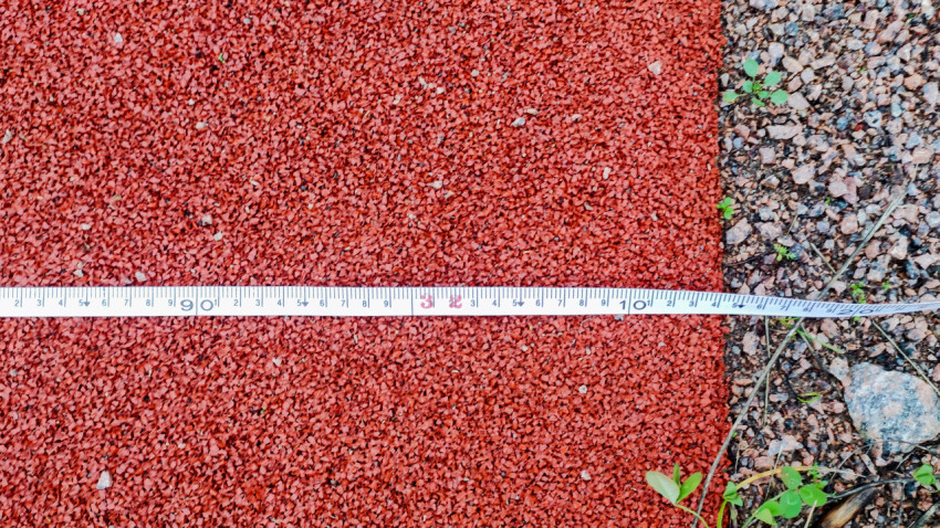 Измерение ширины резинового покрытия спортивной площадки