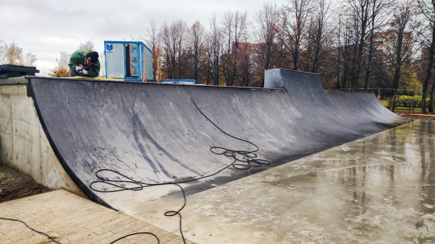 Шлифовка бетонной поверхности рампы в скейт-парке
