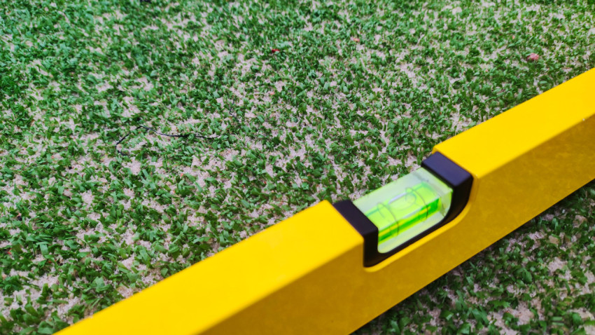 Измерение ровности искусственного покрытия крупным планом