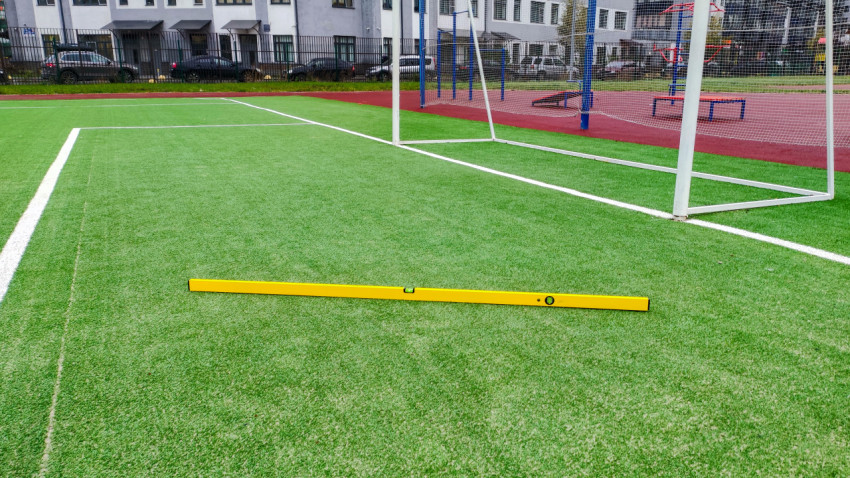 Контроль ровности искусственного газона возле футбольных ворот